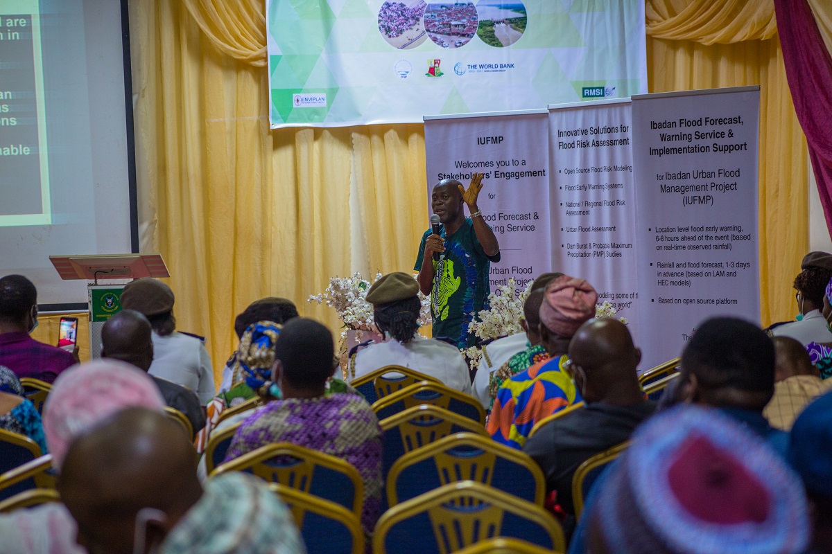 a_director_with_oysema_mr._ogunjimi_diya_engaging_the_participants_on_best_practices_in_disaster_response_during_the_flood_early_warning_stakeholders_workshop