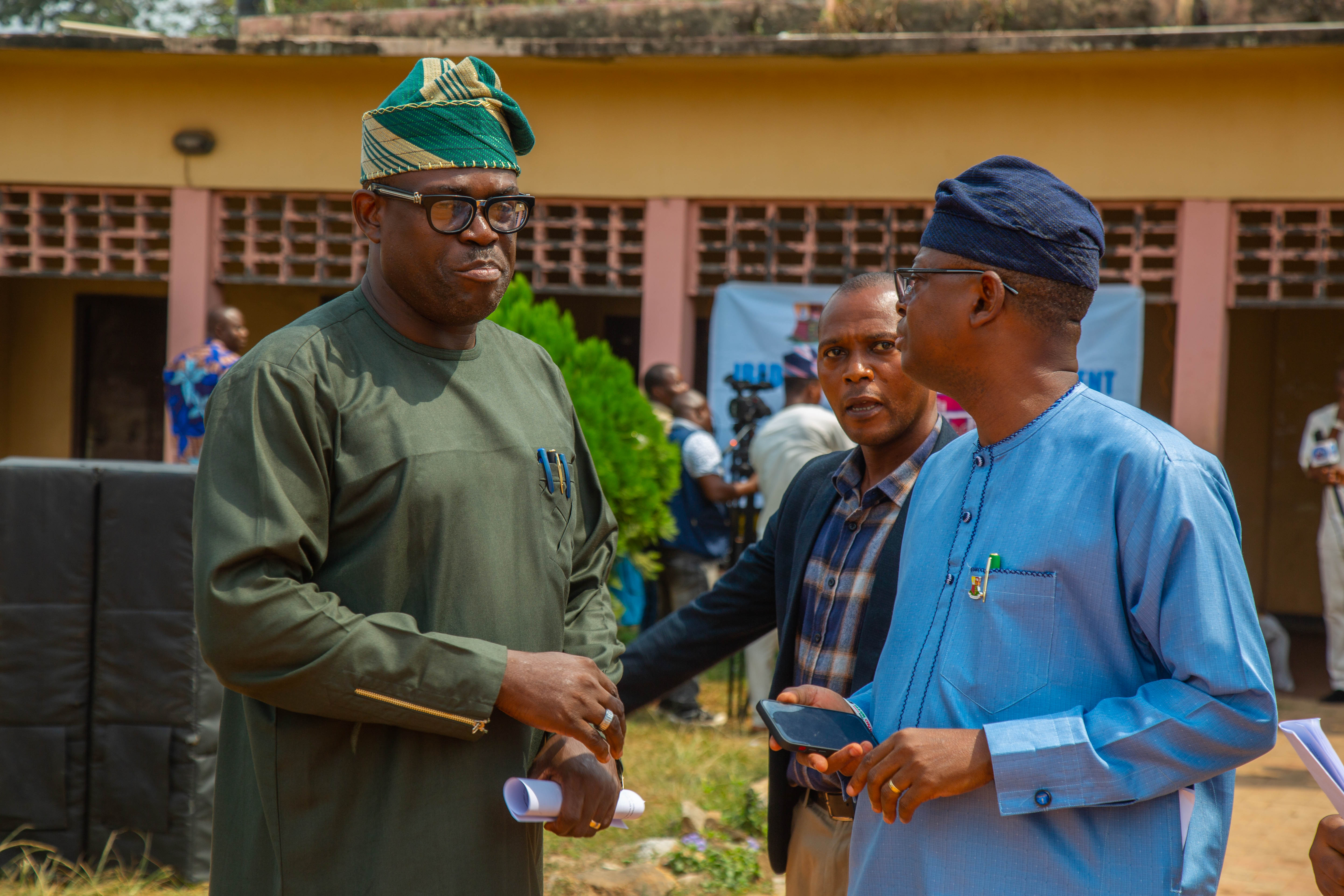 the_hon._commissioner_for_works_prof._dahud_sangodoyin_discussing_with_the_project_coordinator_iufmp_engr._olasunkanmi_sokeye_during_an_iufmp_programme